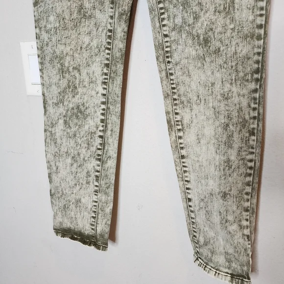 Almost Famous green acid wash stretch waist tapered jeans. Size small.  Highrise - Picture 7 of 14